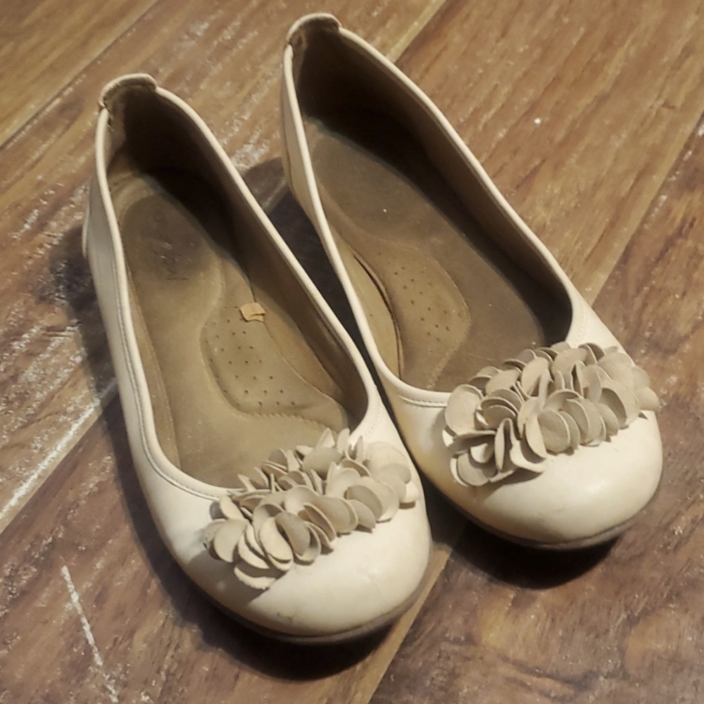 Size 9 shoes.